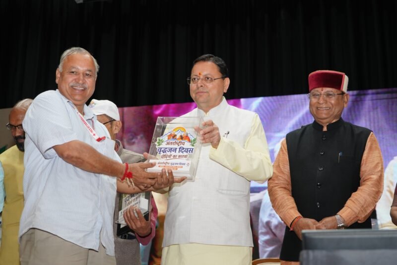 अंतरराष्ट्रीय वृद्धजन दिवस पर मुख्यमंत्री धामी ने समाजसेवी मोहन खत्री को किया सम्मानित, 154 रक्तदान शिविरों का उल्लेख