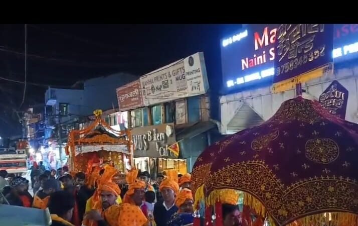महर्षि वाल्मीकि जन्मोत्सव बड़ी धूमधाम से मनाया गया,शोभा यात्रा निकाल कर महर्षि वाल्मीकि रामायण रचियता के जयकारों से गुंजायमान रही सरोवर नगरी
