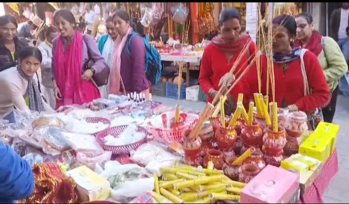 करवाचौथ के पावन पर्व पर जहां कार्यरत महिलाओं को प्रदेश सरकार द्वारा एक दिवसीय अवकाश घोषित किया गया ,  खुशी में महिलाओं द्वारा बाजारों से खरीददारी करते हुए