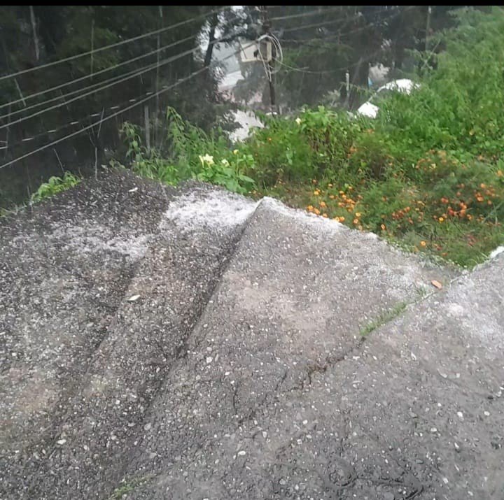 मूसलाधार बारिश के साथ हुई ओलावृष्टि