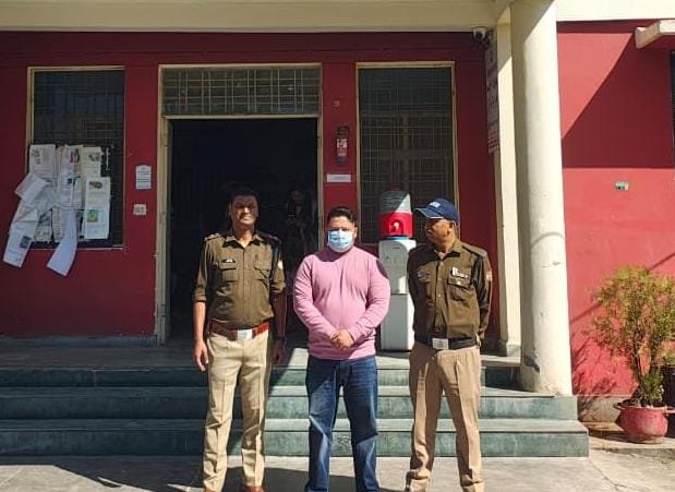 मृत व्यक्ति को जीवित दिखाकर जमीन बेचने वाला आरोपी नैनीताल से गिरफ्तार