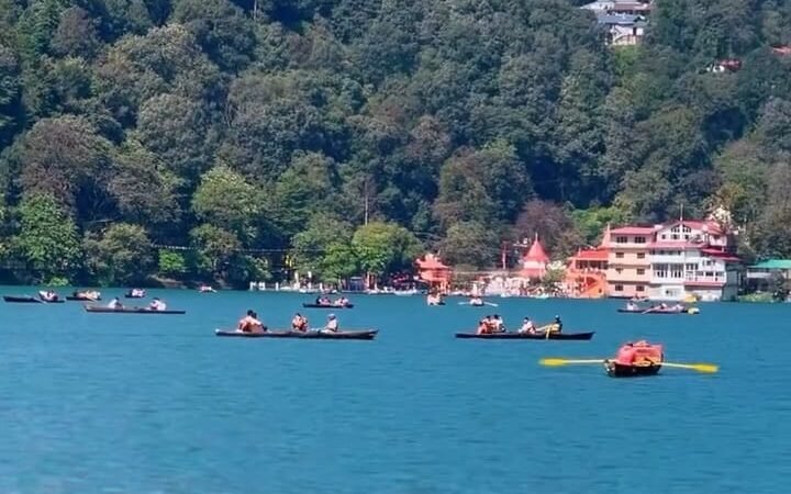 गुनगुनी धूप के चलते नैनीताल में सैलानियों का जमावड़ा लगा