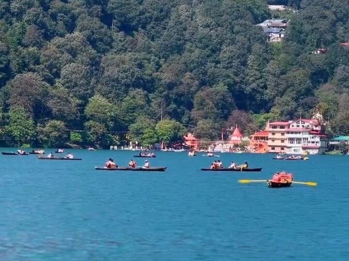 गुनगुनी धूप के चलते नैनीताल में सैलानियों का जमावड़ा लगा