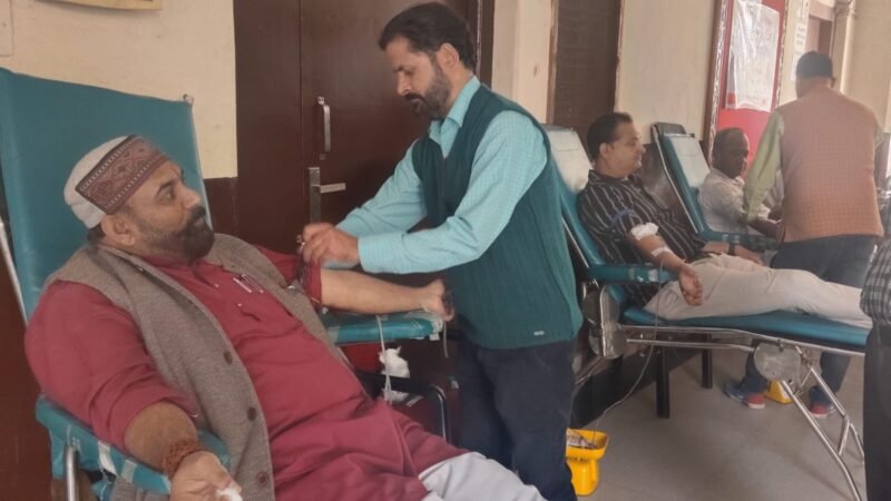 भगवान वाल्मीकि प्रकट उत्सव पर नगर निगम में रक्तदान शिविर, 17 कर्मचारियों ने किया रक्तदान