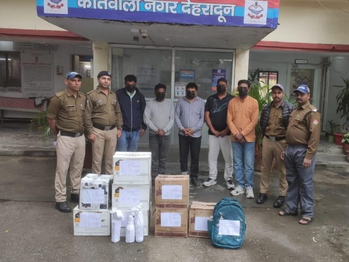 नकली होलोग्राम और स्टीकर लगाकर शराब बेचने वाले पांच आरोपी गिरफ्तार