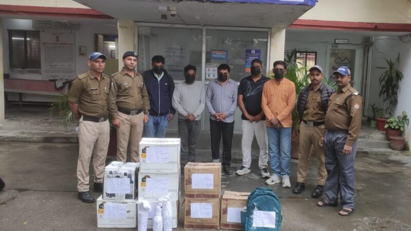 नकली होलोग्राम और स्टीकर लगाकर शराब बेचने वाले पांच आरोपी गिरफ्तार