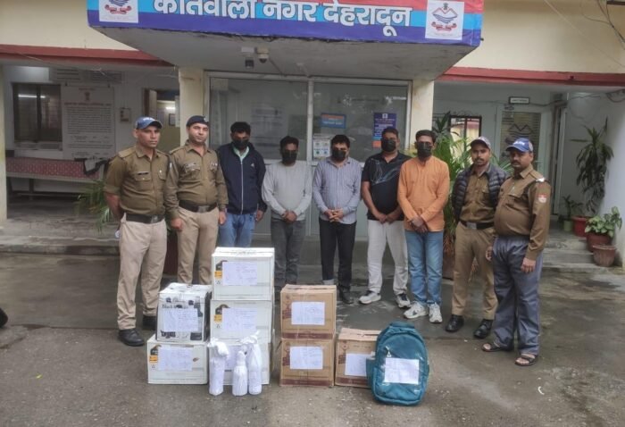 नकली होलोग्राम और स्टीकर लगाकर शराब बेचने वाले पांच आरोपी गिरफ्तार