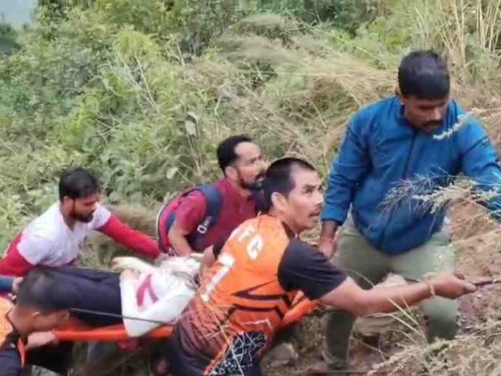 देवप्रयाग में दर्दनाक सड़क हादसा, वैगनआर कार गहरी खाई में गिरी, चालक सहित दो की मौत, तीन घायल