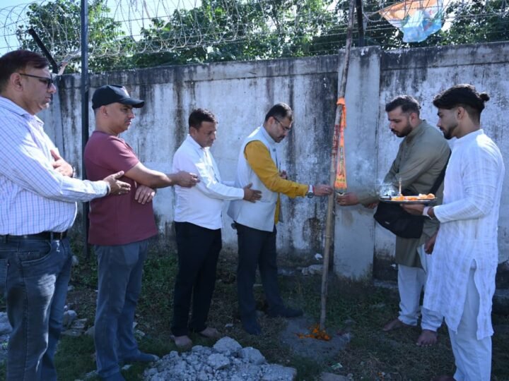 पुरानी टिहरी की ऐतिहासिक रामलीला परंपरा को आगे बढ़ाने का संकल्प, विधि-विधान से हुआ हनुमान ध्वजा विस्थापन