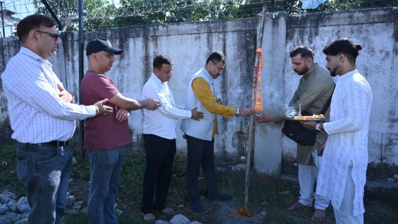 पुरानी टिहरी की ऐतिहासिक रामलीला परंपरा को आगे बढ़ाने का संकल्प, विधि-विधान से हुआ हनुमान ध्वजा विस्थापन