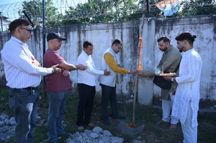 पुरानी टिहरी की ऐतिहासिक रामलीला परंपरा को आगे बढ़ाने का संकल्प, विधि-विधान से हुआ हनुमान ध्वजा विस्थापन