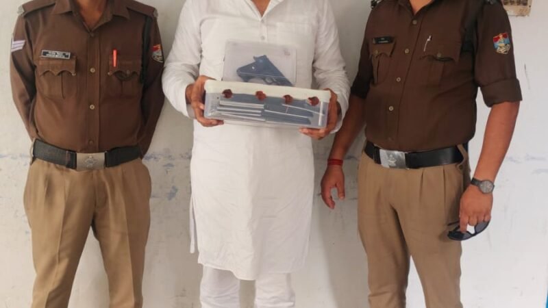 दुबई में नौकरी के नाम पर ठगी का पर्दाफाश, 61 पासपोर्ट और अवैध पिस्टल के साथ आरोपी गिरफ्तार