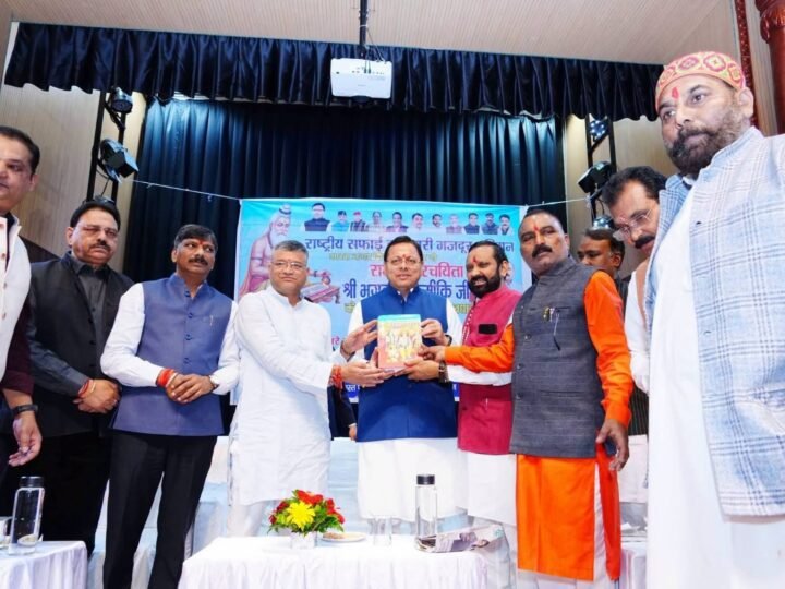 महर्षि वाल्मीकि प्रकटोत्सव पर शोभायात्रा में शामिल हुए मुख्यमंत्री, सामाजिक समरसता का दिया संदेश