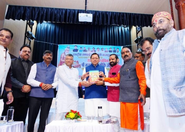 महर्षि वाल्मीकि प्रकटोत्सव पर शोभायात्रा में शामिल हुए मुख्यमंत्री, सामाजिक समरसता का दिया संदेश