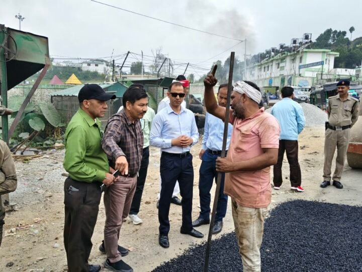 गड्ढा मुक्त सड़क अभियान में गुणवत्ता पर डीएम आशीष भटगांई सख्त, पिथौरागढ़-मुनाकोट मार्ग का किया औचक निरीक्षण