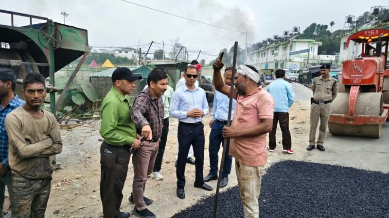 गड्ढा मुक्त सड़क अभियान में गुणवत्ता पर डीएम आशीष भटगांई सख्त, पिथौरागढ़-मुनाकोट मार्ग का किया औचक निरीक्षण